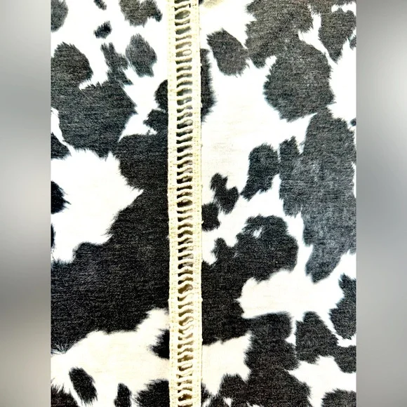 EUC Avery Faded Cow Print Crochet Back Accent V-Neck Top - Picture 7 of 12